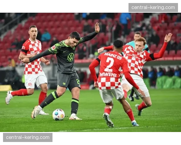 美因茨对阵奥格斯堡现争议 开场点球判罚被指无法证实接触